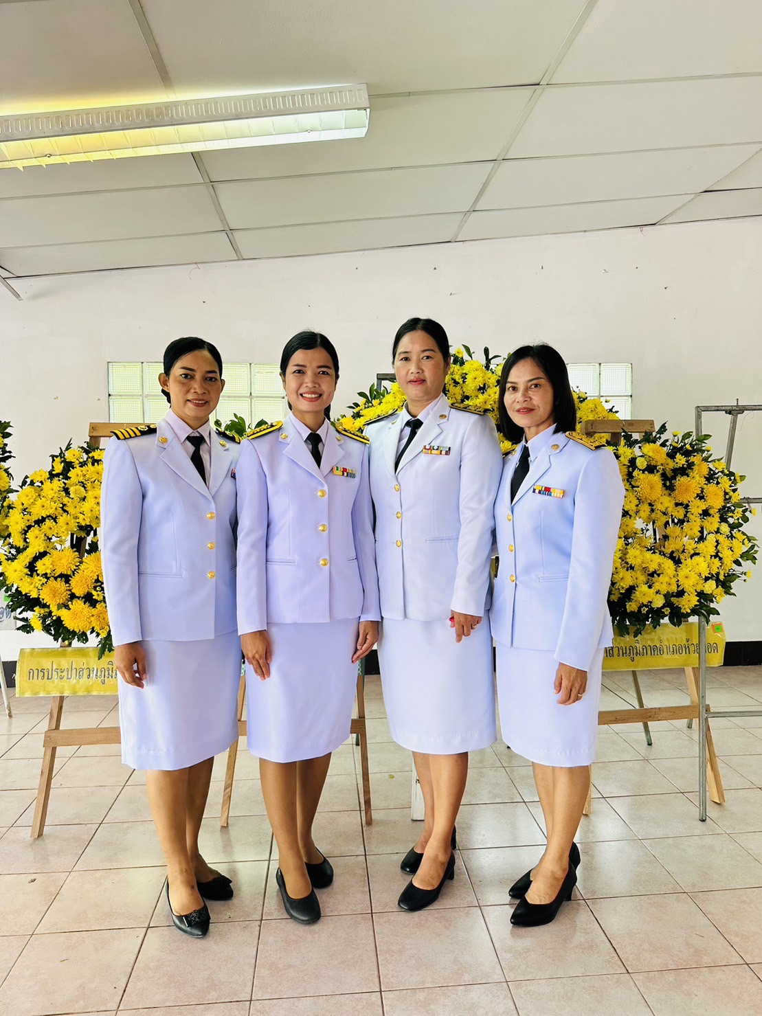 วันที่ 13 ตุลาคม 2566 เวลา 07.00 น. องค์การบริหารส่วนตำบลบางดี โดยนาย
ระพี อินทร์วิเศษ นายกองค์การบริหารส่วนตำบลบางดี มอบหมายให้นางพัชวิภรณ์ บุญพา รองปลัด อบต. รักษาราชการแทน ปลัด อบต.บางดี พร้อมด้วยบุคลากรในสังกัด ร่วมพิธีทำบุญตักบาตร เพื่อถวายเป็นพระราชกุศล เนื่องในวันนวมินทรมหาราช 13 ตุลาคม 2566 ณ เทศบาลตำบลห้วยยอด อำเภอห้วยยอด จังหวัดตรัง และเวลา 08.30 น. ร่วมพิธีวางพวงมาลาถวายราชสักการะ เนื่องในวันนวมินทรมหาราช 13 ตุลาคม 2566 ณ ศาลาอเนกประสงค์ อำเภอห้วยยอด จังหวัดตรัง โดยมีนายไพศาล อ่อนรู้ที่ ปลัดอำเภออาวุโส รักษาราชการแทนนายอำเภอห้วยยอด เป็นประธานในพิธี