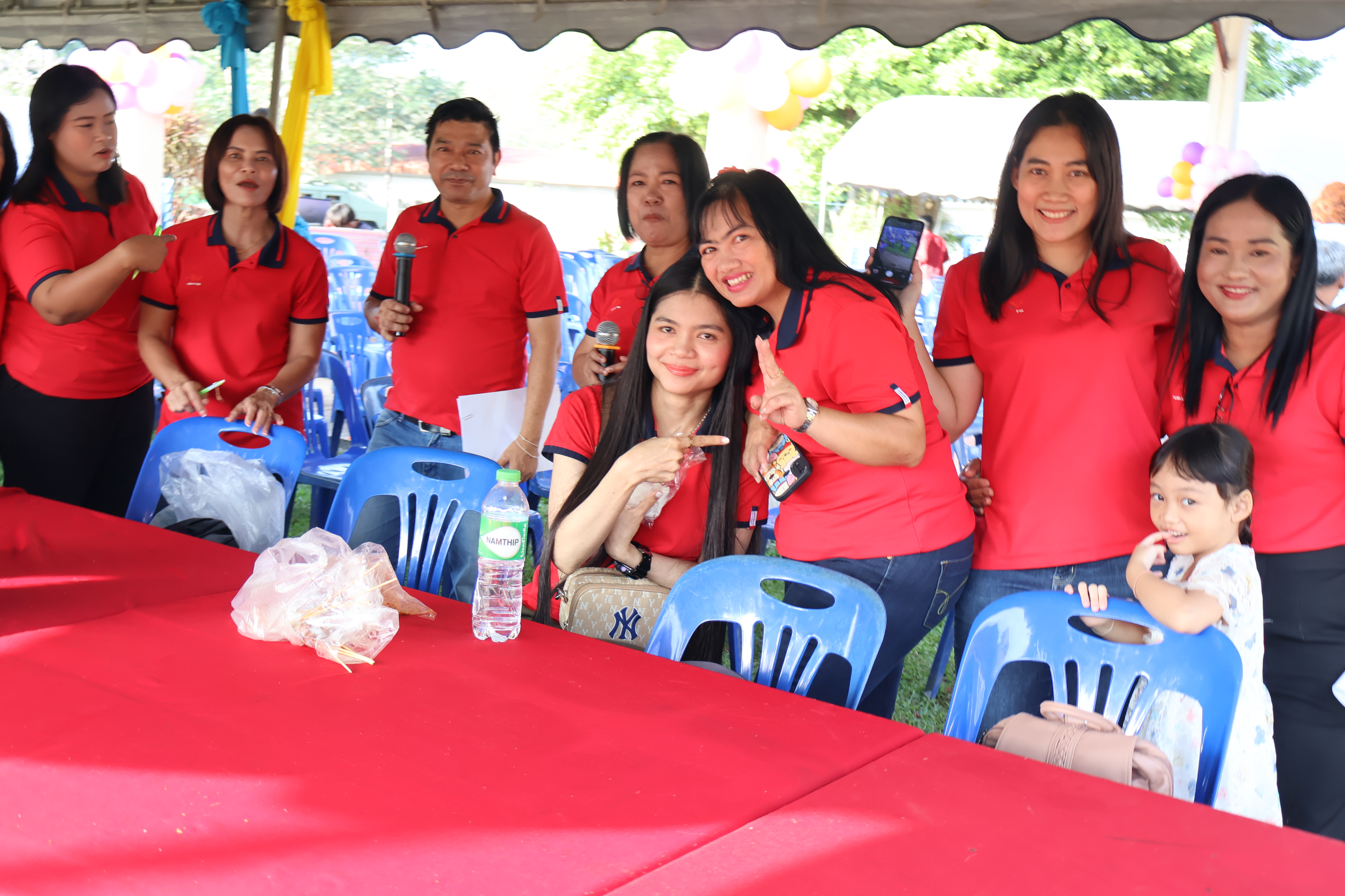 องค์กรแห่งความสุข (Happy Workplace) เป็นแนวคิดหลักที่มุ่งการดำเนินงานกับกลุ่มเป้าหมายหลักคือ "คนทำงาน ในองค์กร" ที่ถือเป็นบุคคลสำคัญและเป็นกำลังหลักของทั้งครอบครัว องค์กร ชุมชน และสังคม การสร้างความสุขในที่ทำงาน นับว่าเป็นปัจจัยสำคัญในการบริหารองค์กร มุ่งเน้นให้บุคลากรทุกคนในองค์กร มีความสุขในการทำงาน ความสุขที่เกิดขึ้นนั้นก่อให้เกิดกระบวนการทางความคิด ทำให้งานที่ได้รับมอบหมายมีประสิทธิภาพมากขึ้น ลดความตึงเครียดจากการทำงาน สภาพแวดล้อม รวมทั้งลดความขัดแย้งภายในองค์กร ความสุขที่เกิดขึ้นจากการทำงานเปรียบเสมือนน้ำหล่อเลี้ยงให้พฤติกรรมคนปรับเปลี่ยนและพัฒนาในแนวโน้มที่ดีขึ้น
Happy Workplace คือ กระบวนการพัฒนาคนในองค์กรอย่างมีเป้าหมายและให้ยุทธศาสตร์สอดคล้องกับวิสัยทัศน์ขององค์กร เพื่อให้องค์กรมีความพร้อมต่อการเปลี่ยนแปลง ซึ่งจะนำพาองค์กรไปสู่การเติบโตอย่างยั่งยืน (การจัดการองค์กรโดยเน้น การจัดการ "คน" เป็นหลัก) โดยใช้ความสุขพื้นฐานแปดประการ (Happy 8) เป็นแนวทางในการบริหารจัดการชีวิตให้มีความสุข อย่างยั่งยืน สร้างทัศนคติบวกต่อมุมมองในการดำเนินชีวิต การอยู่ร่วมกับผู้อื่น การรับผิดชอบต่อสังคม เป็นสมาชิกที่ดีต่อครอบครัว องค์กร และสังคม โดยมีความสุขที่แท้จริงบนพื้นฐาน ความสุขแปดประการที่สมดุลกับชีวิต ประกอบด้วย

1. Happy Body (สุขภาพดี) การส่งเสริมด้านสุขภาพกายและใจ
2. Happy Heart (น้ำใจงาม) การส่งเสริมให้เกิดความเกื้อกูลในองค์กร
3. Happy Society (สังคมดี) การส่งเสริมให้เกิดความสามัคคีในองค์กร
4. Happy Relax (ผ่อนคลาย) การส่งเสริมให้มีสภาพแวดล้อมที่ผ่อนคลาย
5. Happy Brain (หาความรู้) การส่งเสริมให้บุคลากรได้พัฒนาความรู้ความสามารถ
6. Happy Soul (ทางสงบ) การส่งเสริมให้บุคลากรมีศีลธรรมในการดำเนินชีวิต
7. Happy Money (ปลอดหนี้) การส่งเสริมด้านการออมและการวางแผนในการใช้จ่าย
8. Happy Family (ครอบครัวดี) การส่งเสริมสถาบันครอบครัวที่อบอุ่นและมั่นคง