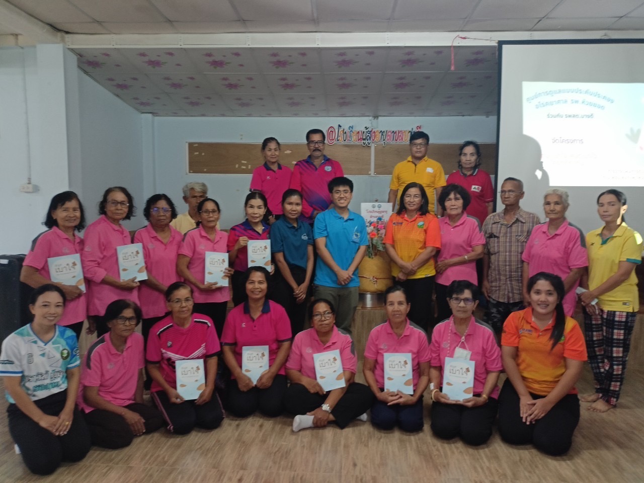 วันศุกร์ที่ 13 ตุลาคม 2566 องค์การบริหารส่วนตำบลบางดี จัดกิจกรรมอบรรมเรื่องสมุดเบาใจ ให้แก่ผู้สูงอายุ โดยประสานความร่วมมือกับ รพ.สต.บางดี และศูนย์อโรคยา โรงพยาบาลห้วยยอด เพื่อมาให้การอบรมแก่ทั้งเจ้าหน้าที่ อบต.บางดี และผู้สูงอายุ เพื่อเข้าใช้การใช้สมุดเบาใจ ในการวางแผนชีวิตและสุขภาพล่วงหน้า เพื่อเตรียมพร้อมการเข้าสู้วาระสุดท้ายของชีวิตอย่างเข้าใจและเป็นสุข