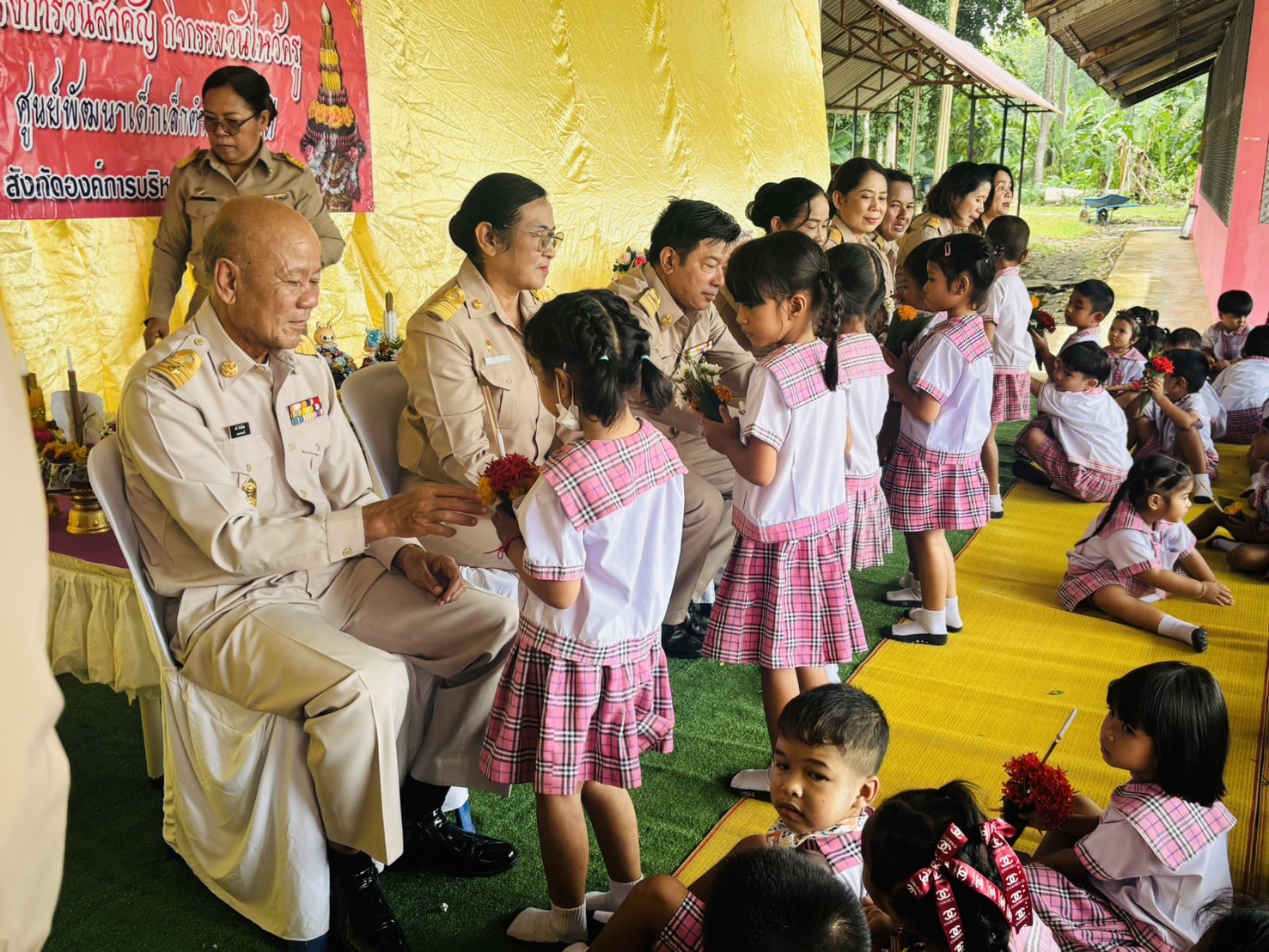 วันพฤหัสบดีที่ 26 มิถุนายน พ.ศ.2568 เวลา 09.00 น.นายระพี อินทร์วิเศษ นายกองค์การบริหารส่วนตำบลบางดี พร้อมคณะผู้บริหาร เข้าร่วมพิธีไหว้ครู ประจำปี 2568 
ณ ศูนย์พัฒนาเด็กเล็กตำบลบางดี