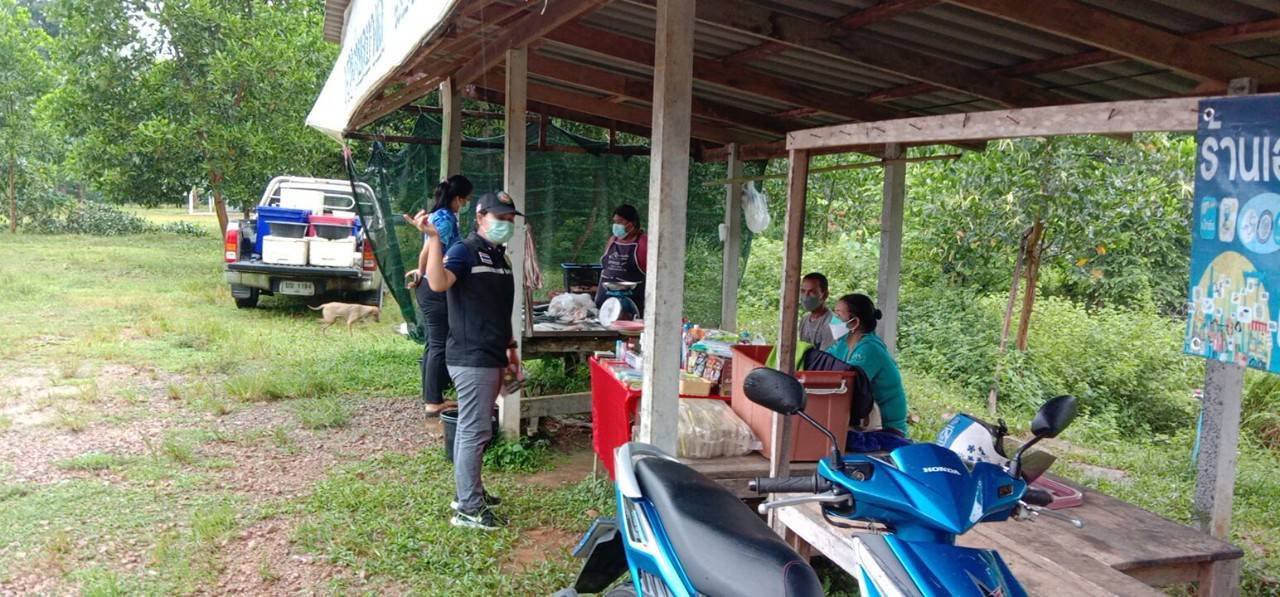 เจ้าหน้าที่และพนักงาน อบต.บางดี ลงพื้นที่โดยเน้นพื้นที่ตลาดนัดเเหล่งชุมชนต่างๆในตำบลบางดี เพื่อประชาสัมพันธ์ให้แก่พ่อค้าแม่ค้ารวมทั้งพี่น้องประชาชนทราบถึงมาตรการควบคุมป้องกันการแพร่ระบาดของเชื้อไวรัสโคโรน่า2019 อบต.บางดีห่วงใยใส่ใจประชาชน